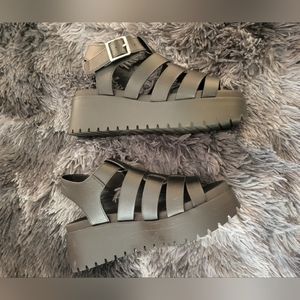 Soda Platform Chunky Fisherman Black Sandles (51/2)